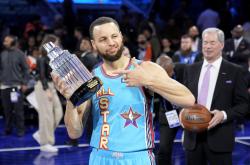 开云体育-篮球选手发挥出色，荣膺最佳MVP