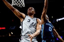 开云体育APP下载-马刺鏖战吉林队，克莱扛起全队