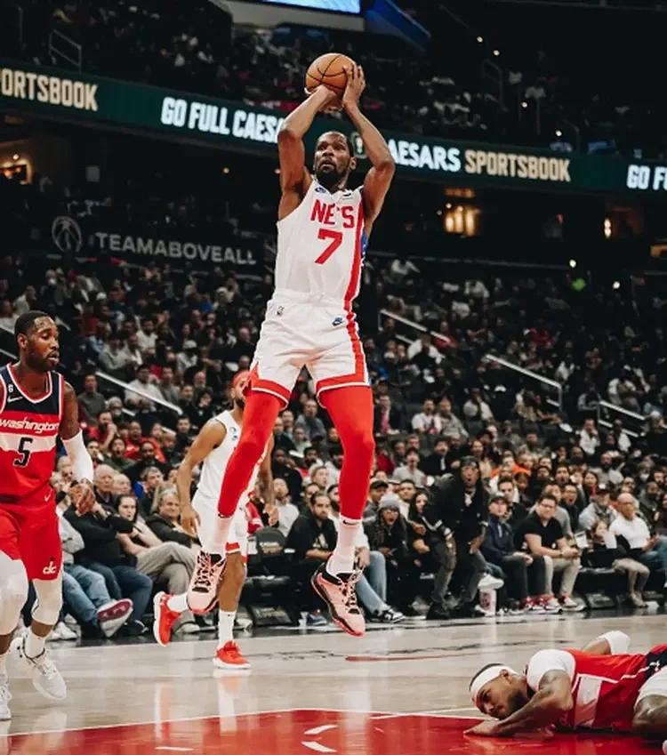 关于中国男篮血洗篮网B队，杜兰特完成帽子戏法的信息