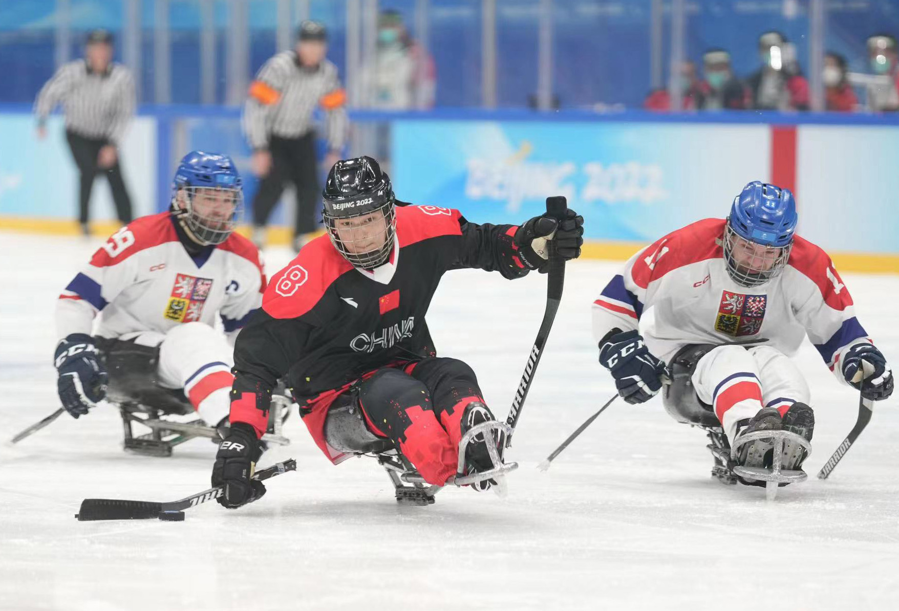 连胜势头难挡！冰球豪取十连胜