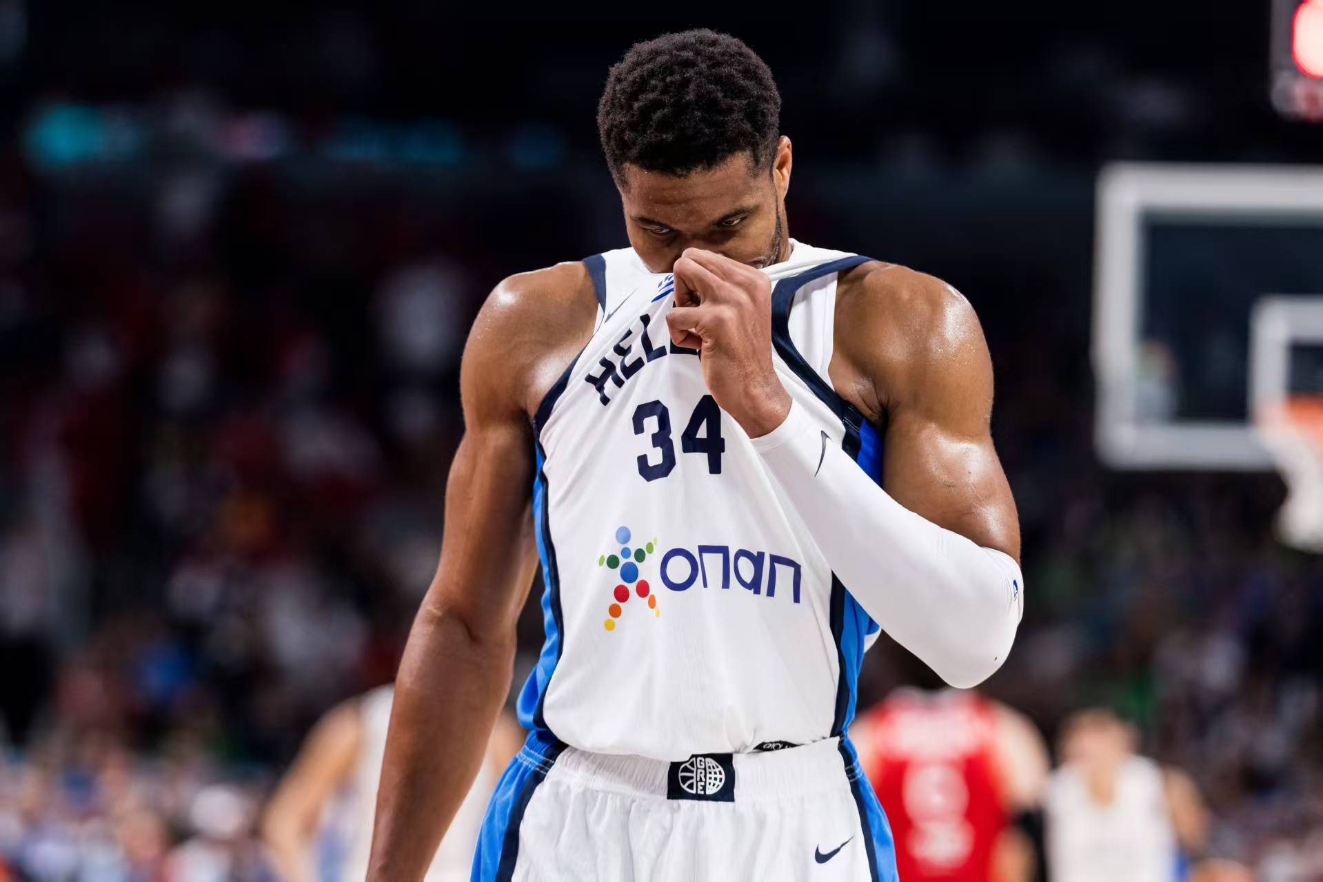 雄鹿险胜北京队，字母哥状态火热