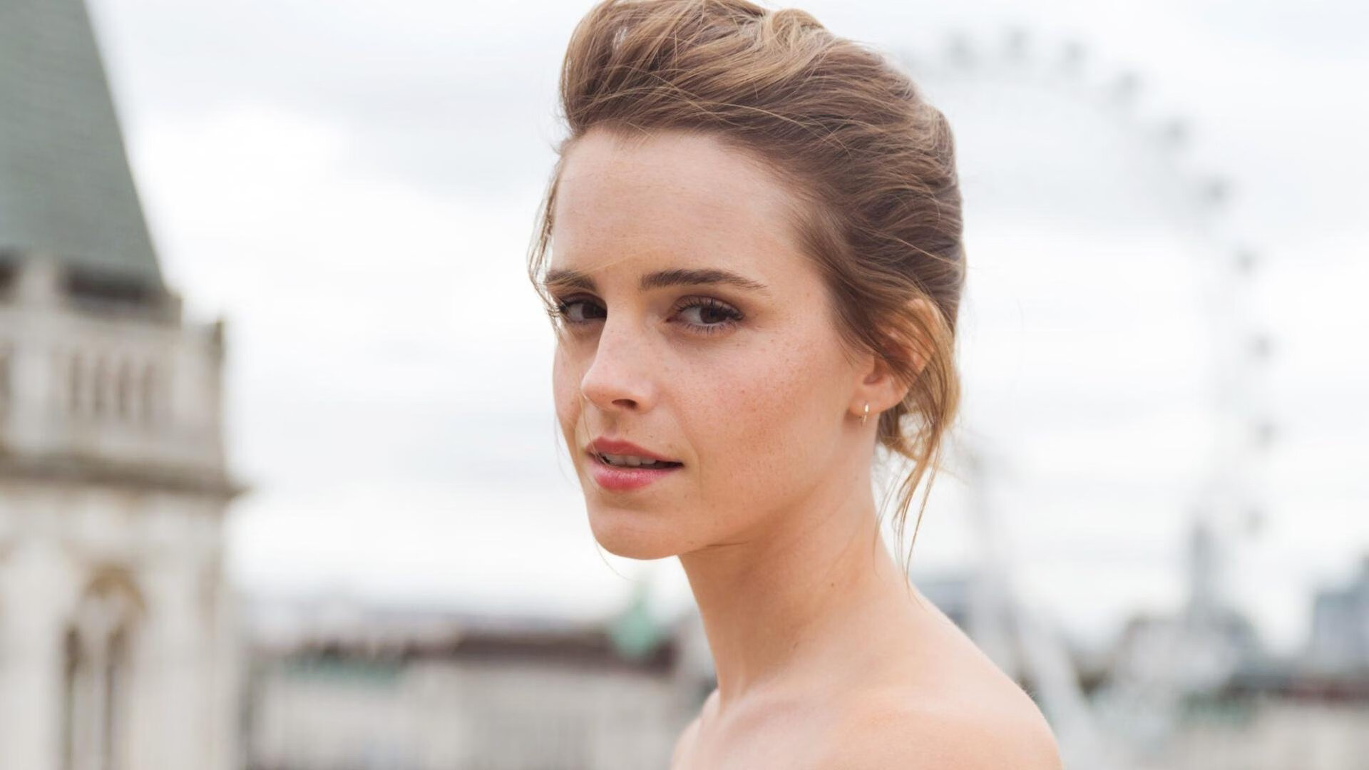 雄鹿踏碎钢铁洪流，詹姆斯镜头下，荒原深处的王座更迭